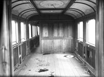 152281 Interieur van het vernielde salonrijtuig NS 2 van de koninklijke trein van de N.S. te Kesteren.
